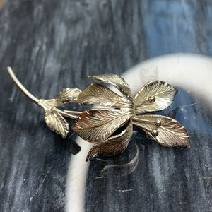 Giovanni RARE delicate flower brooch silver color